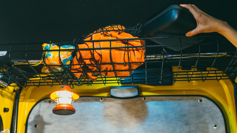 「ルーフインナーラック」は下からも荷物の場所が分かりやすく、好きな場所にランタンが吊るせます