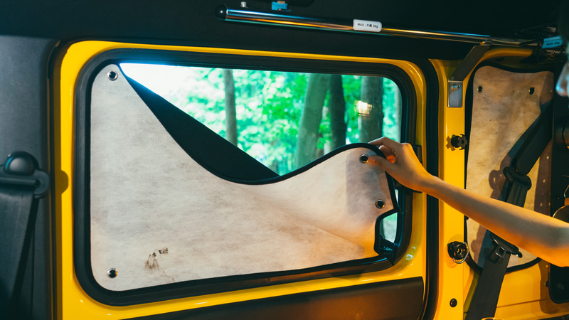 吸盤式で着脱も簡単な「プライバシーシェード」