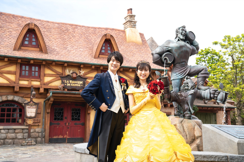 ディズニーアンバサダーホテルは「美女と野獣」の世界でウエディングフォトを撮影する「エンチャンテッドローズフォト」を開始する