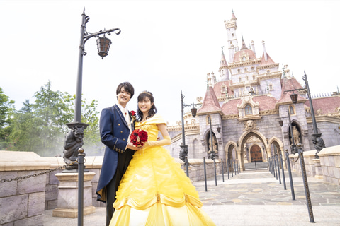 ディズニーアンバサダーホテル 美女と野獣 の世界でウエディングフォトを撮影する エンチャンテッドローズフォト トラベル Watch