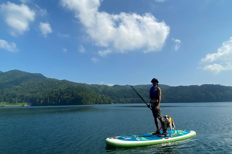 ホテルタングラムは愛犬や家族で楽しめる野尻湖SUP体験を提供する