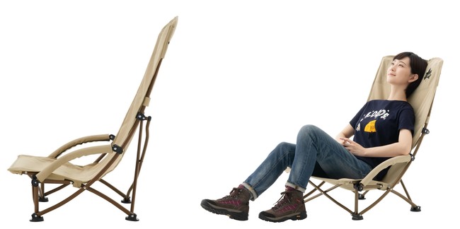 後方へ傾斜した座面が身体を受け止め、リラックスできる