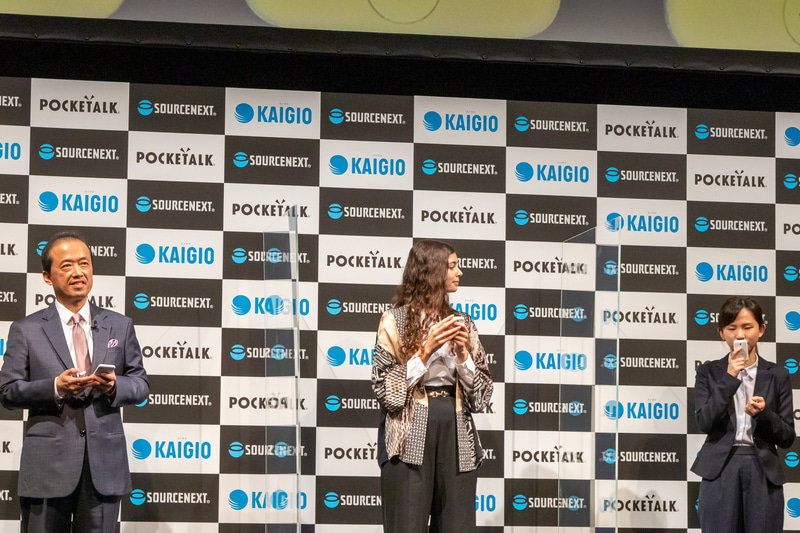 グループ翻訳を使ってデモンストレーションをしている様子。それぞれのポケトークに発言者のアイコンとともに翻訳結果が表示されるので分かりやすい