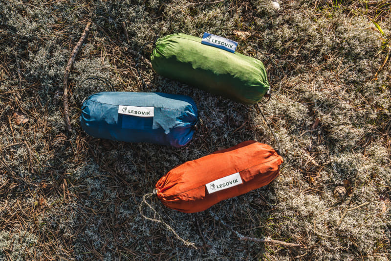 カラーはパインアンバー、バルチックブルー、オリーブグリーンの3色