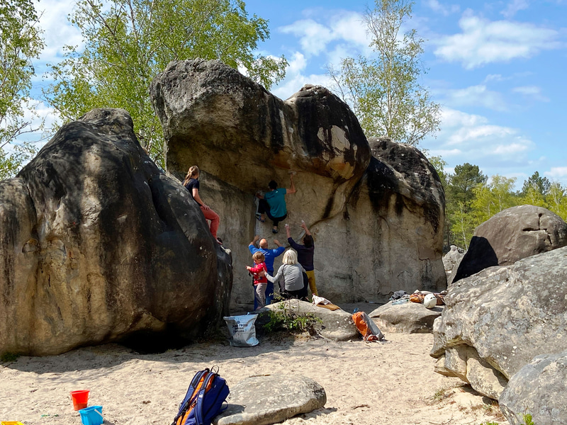 ボルダリングを楽しむ人びと