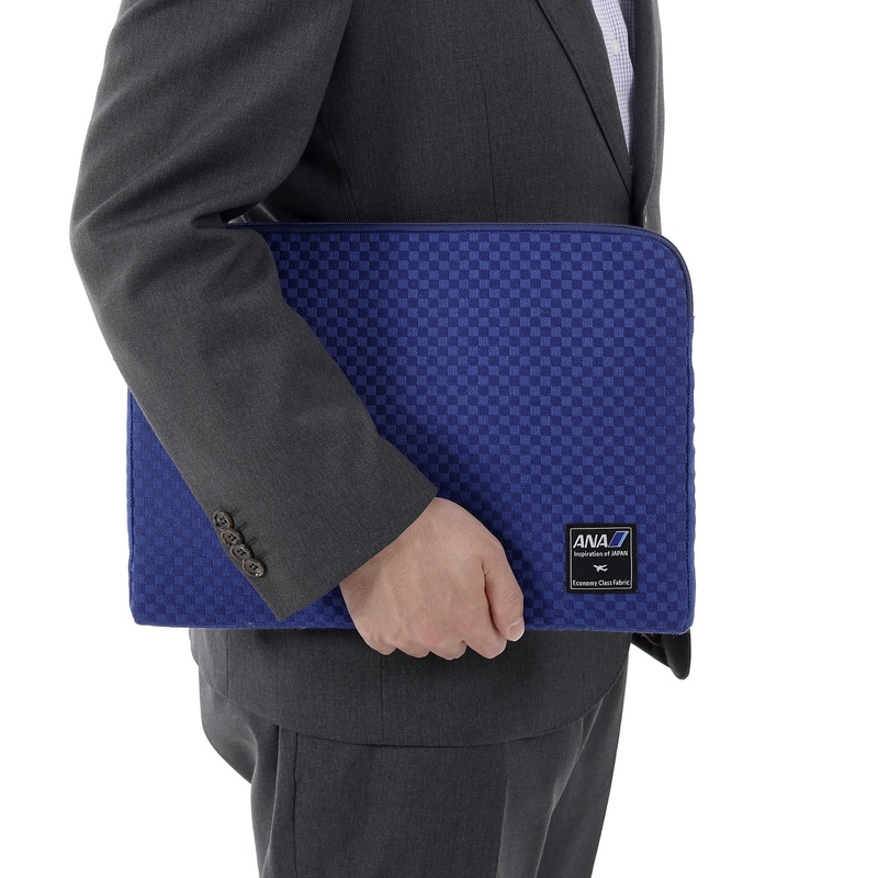 「Economy Class Fabric PC ケース」4980円（36×2×25cm）