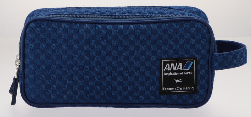 「Economy Class Fabric ガジェットポーチ」3600円（23×8.5×11cm）