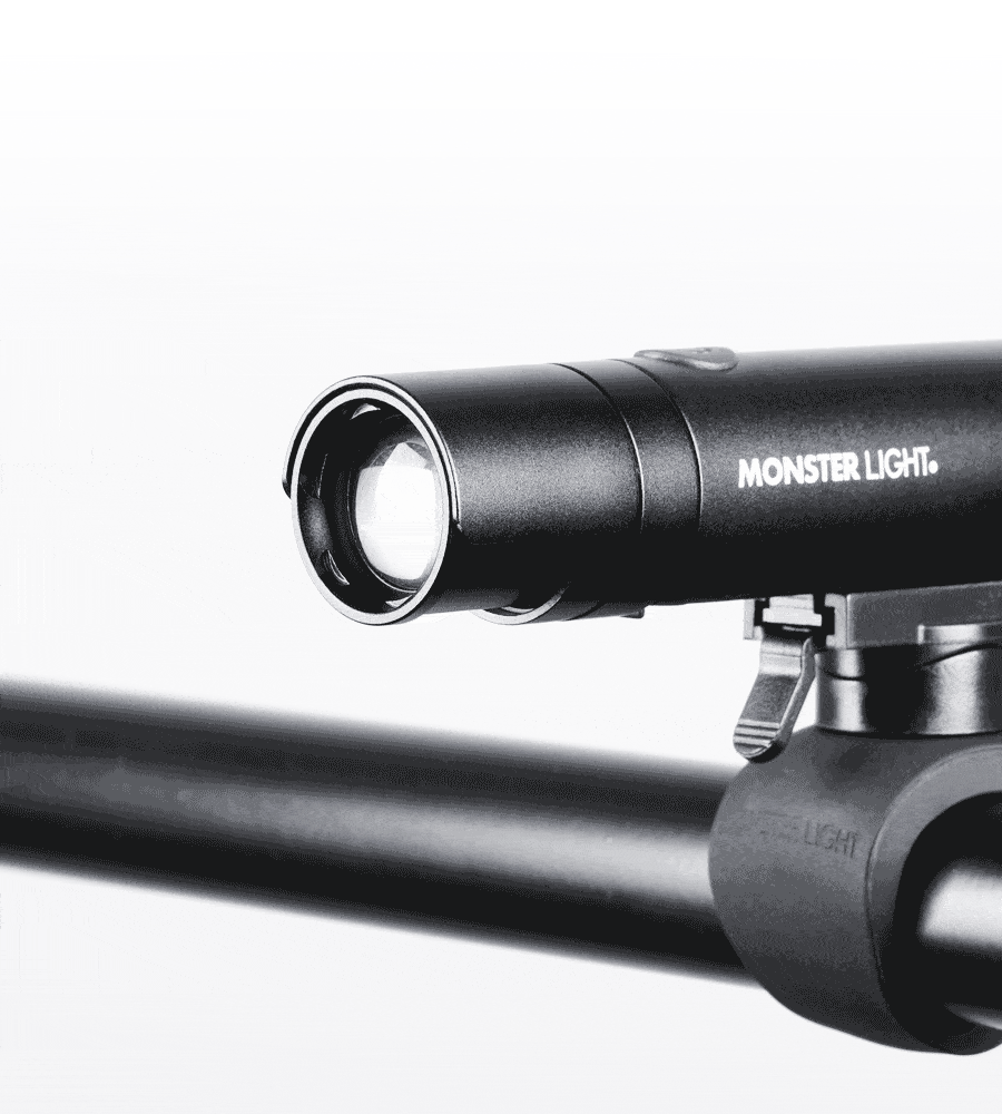 対向車がまぶしくないシェード付き自転車用ライト。GoProマウント付属