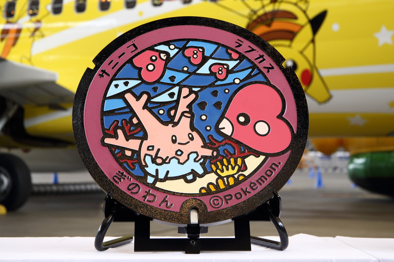 沖縄を景観をイメージしたマンホールのフタ「ポケふた」が県内4か所に設置され、順次スマートフォン向けゲーム「Pokemon GO」のポケストップになる予定