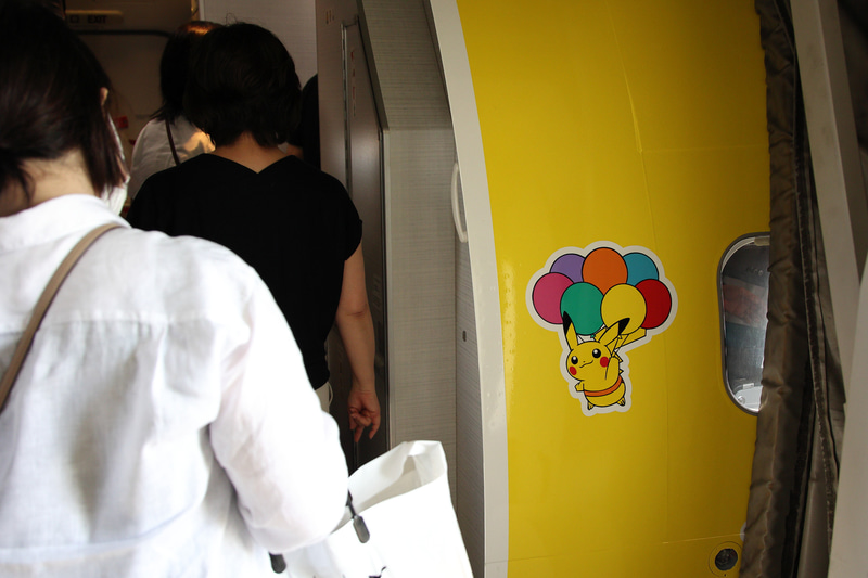 ボーディングブリッジ使用時には搭乗者にしか見えないドア横や、特定の座席からしか見えないエンジンの内側にもピカチュウが！