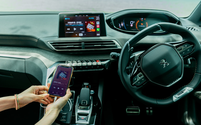 「PEUGEOTミラースクリーン」にスマホをつなぐ。自然と最近お気に入りの音楽の話題に