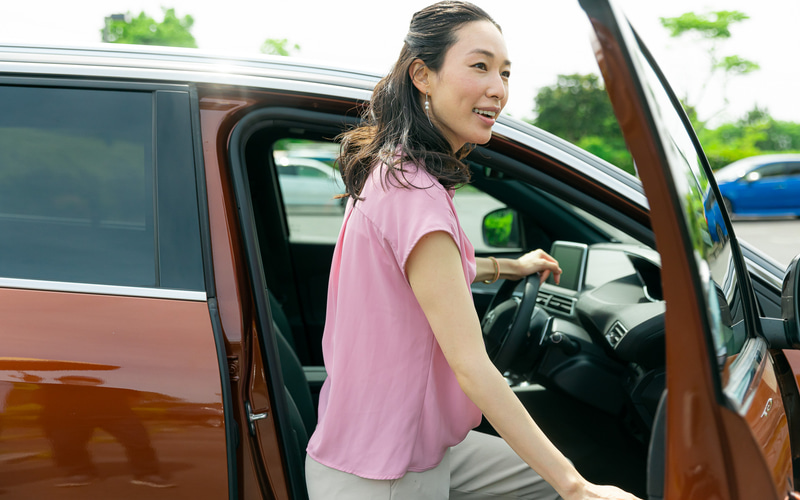 女性でもスムーズに乗り降りしやすく、シート位置の調整も電動でラクラク