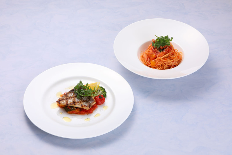 「自家製パンチェッタと夏野菜のトマトパスタ」と「沼津港産鮮魚のグリルブラッドオレンジのオリーブオイルで」