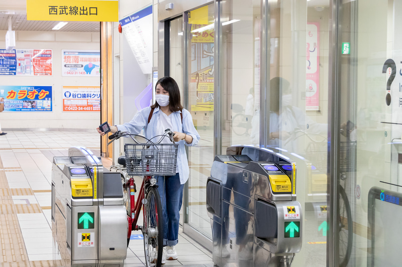 サイクルトレイン用の通路幅が広い自動改札を通り、エレベーターに向かう。床にはコースを示すステッカーが貼られているので、案内に従って押していけばOKだ