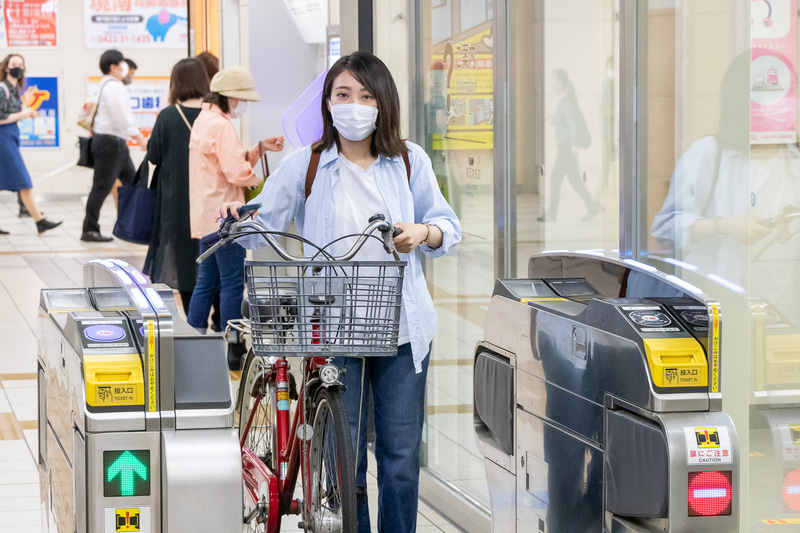 サイクルトレイン用の通路幅が広い自動改札を通り、エレベーターに向かう。床にはコースを示すステッカーが貼られているので、案内に従って押していけばOKだ