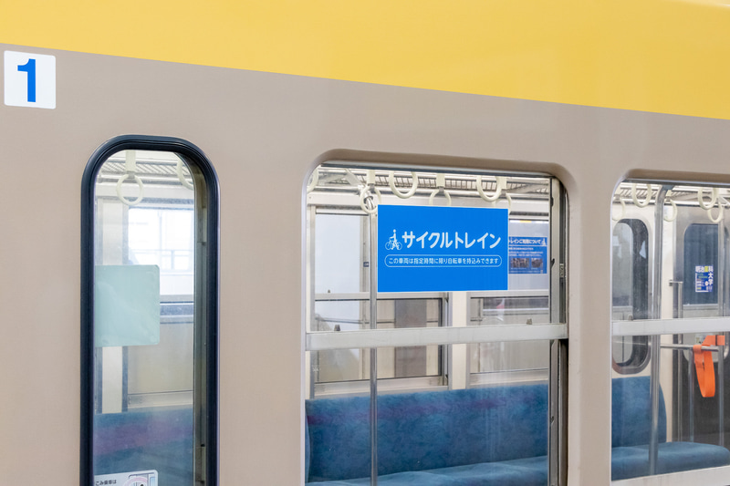 ホームではほかの乗客に気を付けつつ、指定場所で列車を待つ。利用できるのはステッカーが貼られている1号車のみ