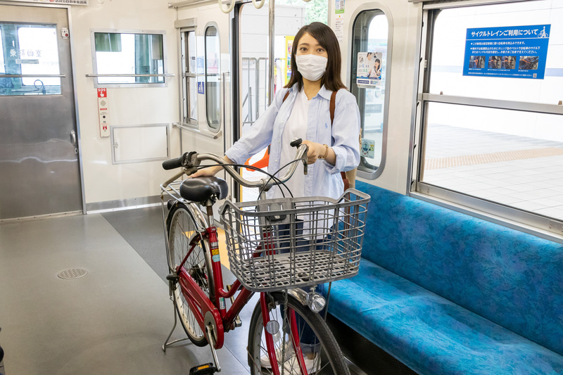 乗車したら空いている席の前で自転車のスタンドを立てる。両面ファスナーになっている固定バンドを自転車のサドルなどに取り付ける。移動中は倒れないようにサドルやハンドルを押さえる