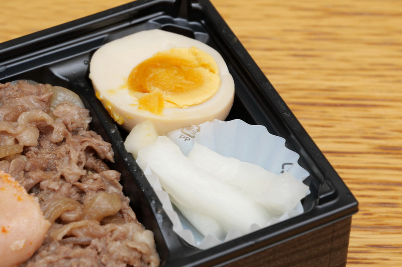 付け合わせの煮卵は、味がしっかりと染みていて食欲が増進される