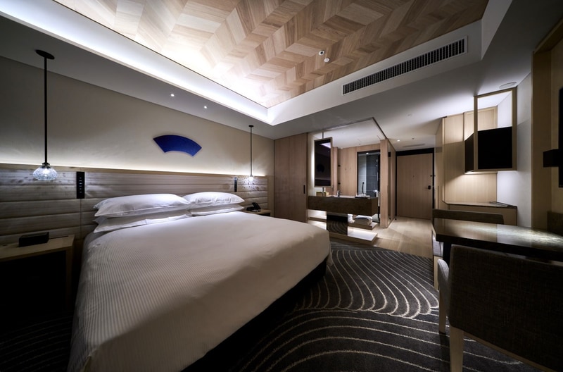 客室にはハイビジョンテレビやヒルトンセレニティーベッドを備える