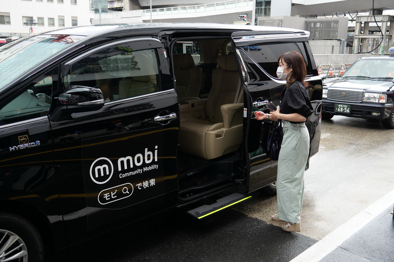 自動開閉のスライドドアで、ステップも出てくるため、スムーズに乗り降り可能