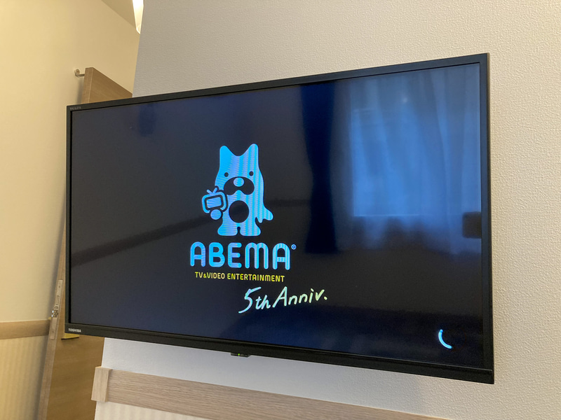 YouTubeとABEMAは誰でも、Netflixなどはアカウントがあれば視聴できる（写真提供：東横イン）