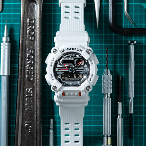 G-SHOCK、工業デザインをモチーフにした新モデル。文字盤にメタリック