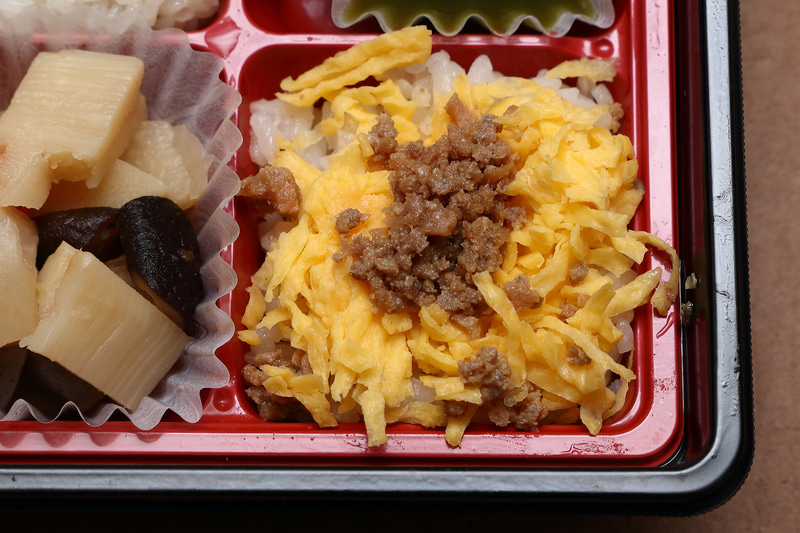 ご飯だけでも、えびめし、黒豚そぼろ飯、白いご飯の3種類