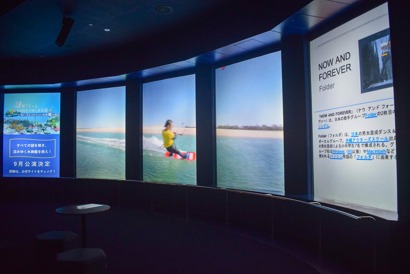 大水槽の向かいには5枚のアクリルパネルから成る大スクリーン。迫力ある生き物の映像でバーチャル水槽にもなる