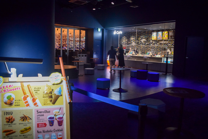 ドリンクやスナックはカウンターで販売。現在は緊急事態宣言中に付きアルコールは販売を中止している