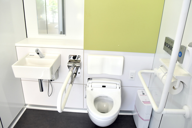 大便器や手洗いの周辺には手すりを配置し、余裕のある作りとなっている