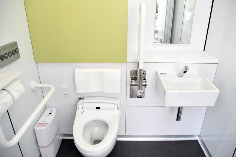 大便器と手すり、手洗いを設置