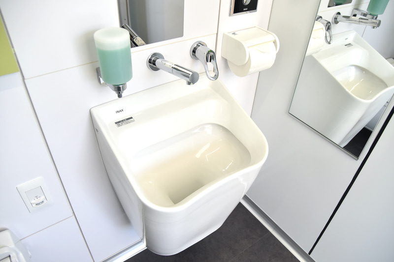 体に沿ったカーブが特徴のオストメイト対応流し