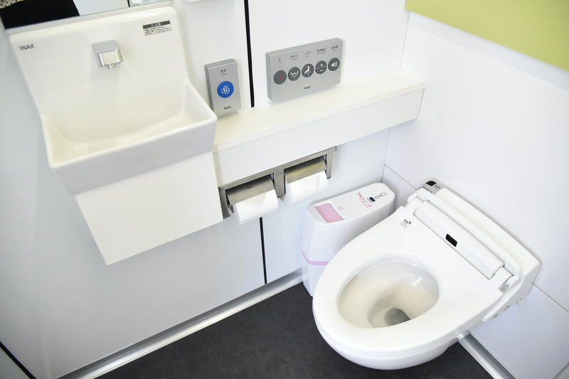 大便器側には手すりと手洗いを用意