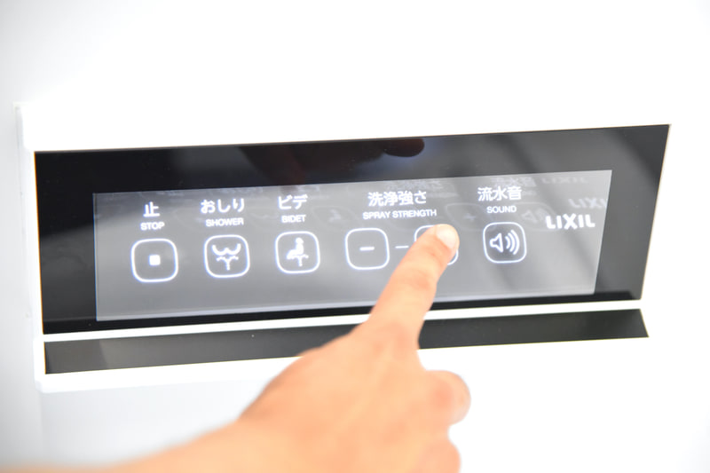 仮想タッチパネルリモコン。空中に浮く文字を指で押して作動させる