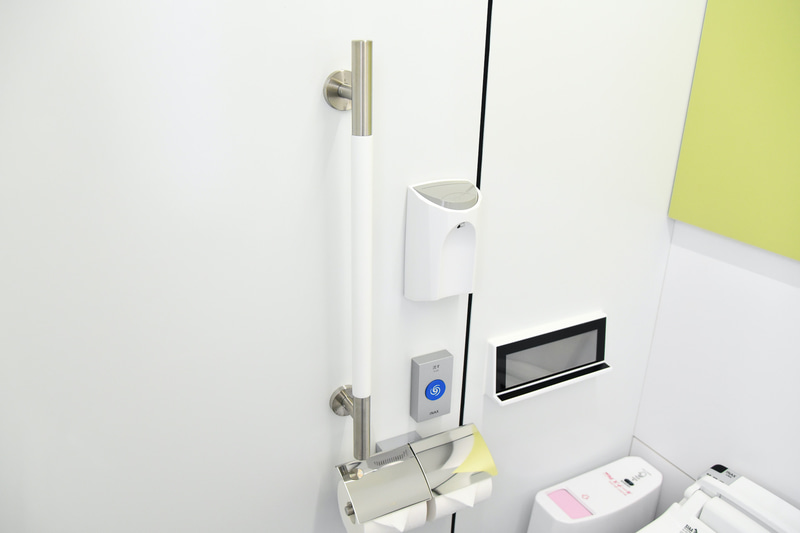 手すりはトイレットペーパーホルダー上に1本用意