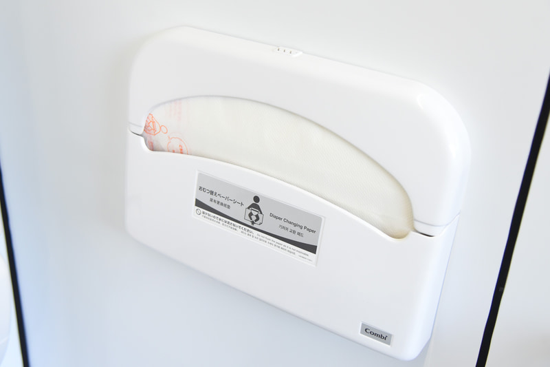 壁のホルダーにはおむつ替えペーパーシートを用意