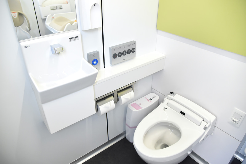 おむつ交換台のすぐ横に大便器と手洗い、ミラーを配置