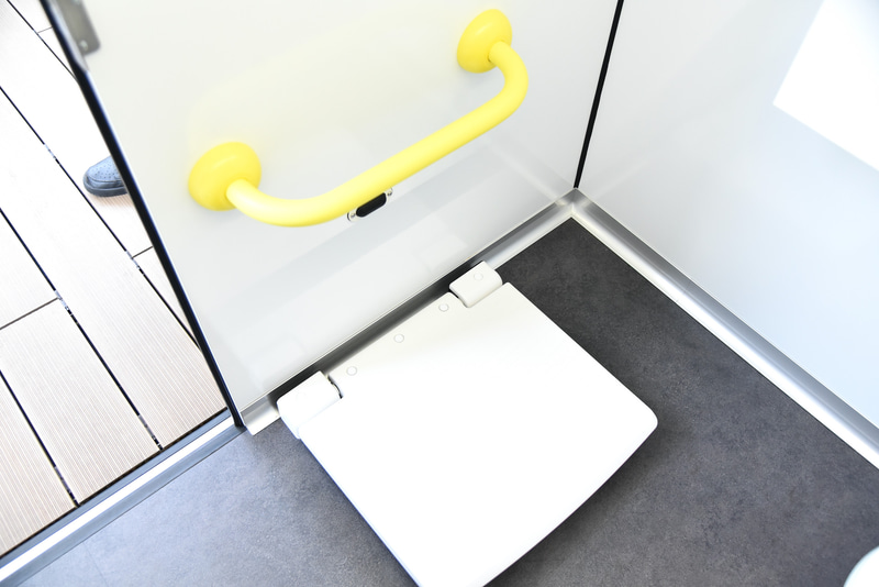 大便器前には子供用の手すりとチェンジングボード。一気に子供の着替えがラクになる