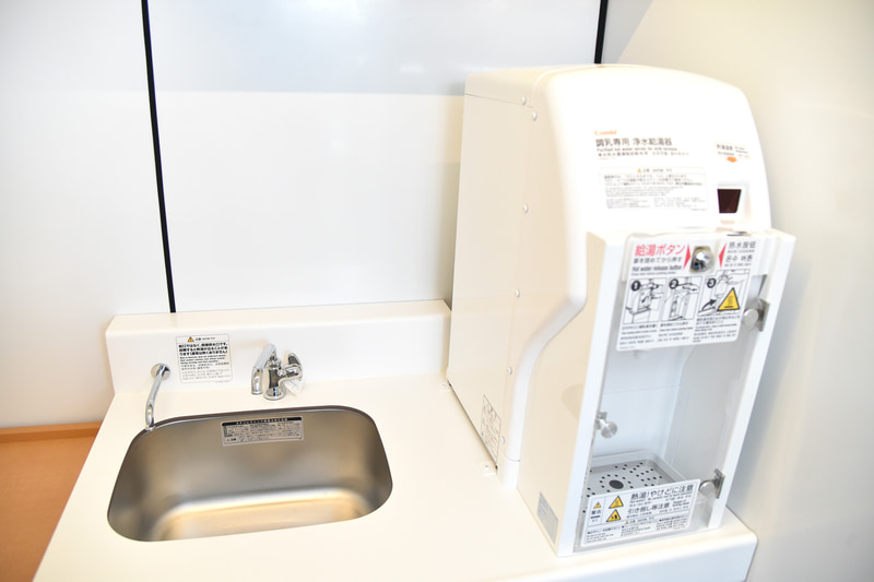 流しの横には調乳専用浄水給湯器を設置