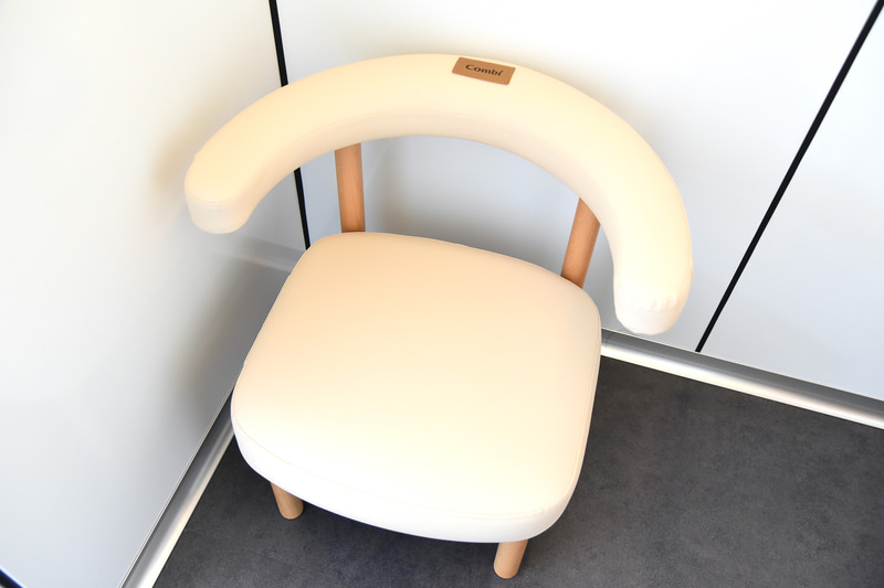 「combi」のソフトチェアでゆっくり授乳ができる