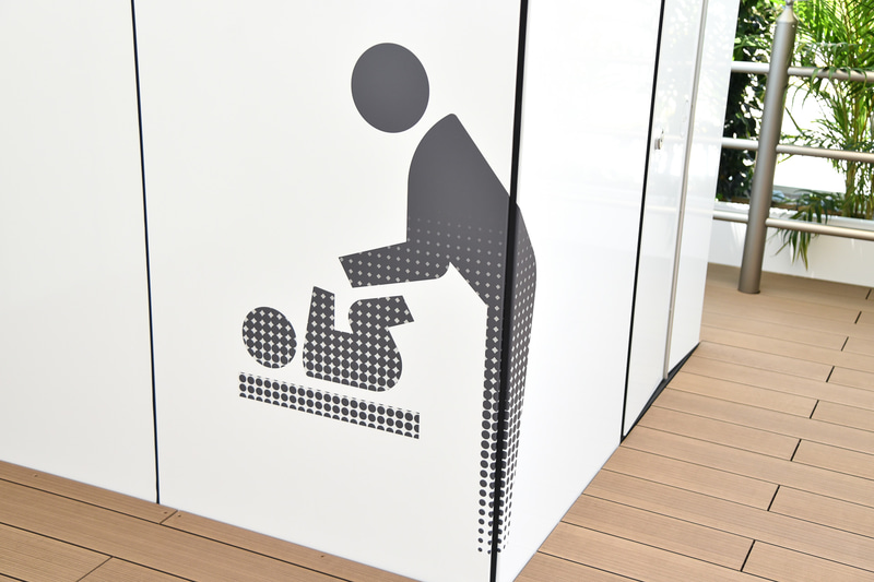 あえてピクトグラムは低い位置に配置している。こちらは「おむつ交換台」