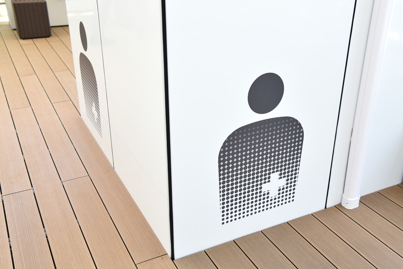 側面2か所に「オストメイト用設備/オストメイト」のピクトグラムを配置