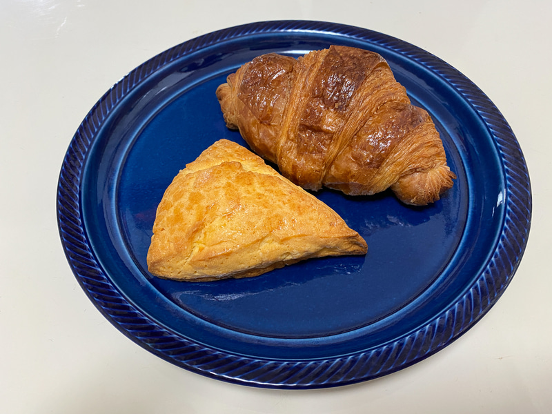 スコーンとクロワッサンで至福の朝食
