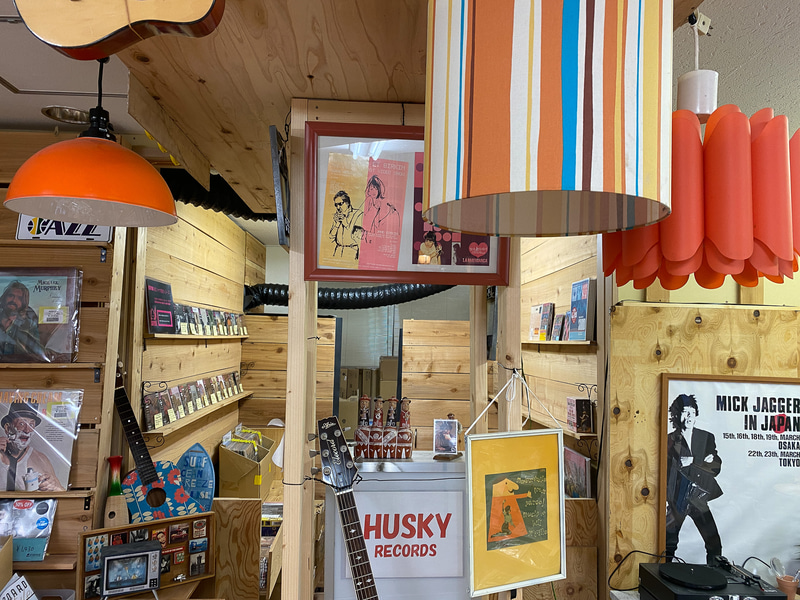 おもちゃ箱のようなかわいい店内。書籍もあるので何時間でもいれちゃう!?