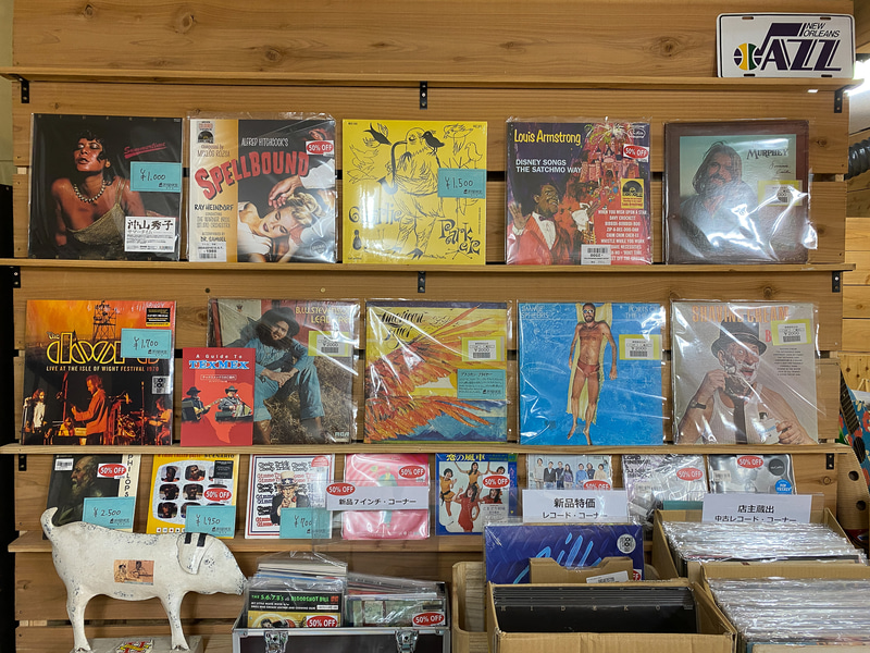 おもちゃ箱のようなかわいい店内。書籍もあるので何時間でもいれちゃう!?