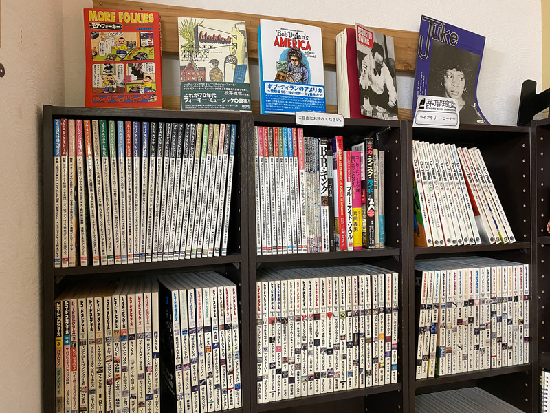 おもちゃ箱のようなかわいい店内。書籍もあるので何時間でもいれちゃう!?