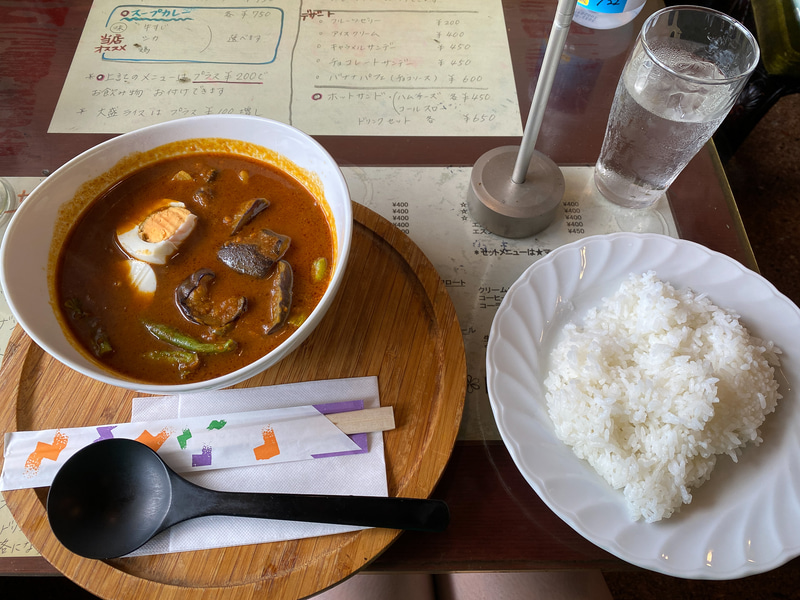 アイスコーヒーと鹿スープカレー。絶品すぎて鹿以外のメニューも制覇したい