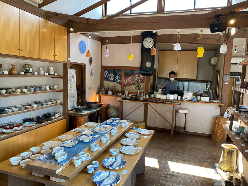 自然光の入る明るい店内