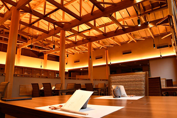 昼食は石窯ダイニングはなりを利用可能