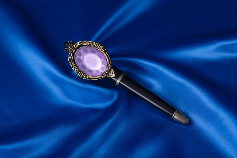 「ナイトレイブンカレッジ」の生徒たちが持つ「マジカルペン」を模ったスペシャルルームキーなどの限定アイテムが付属